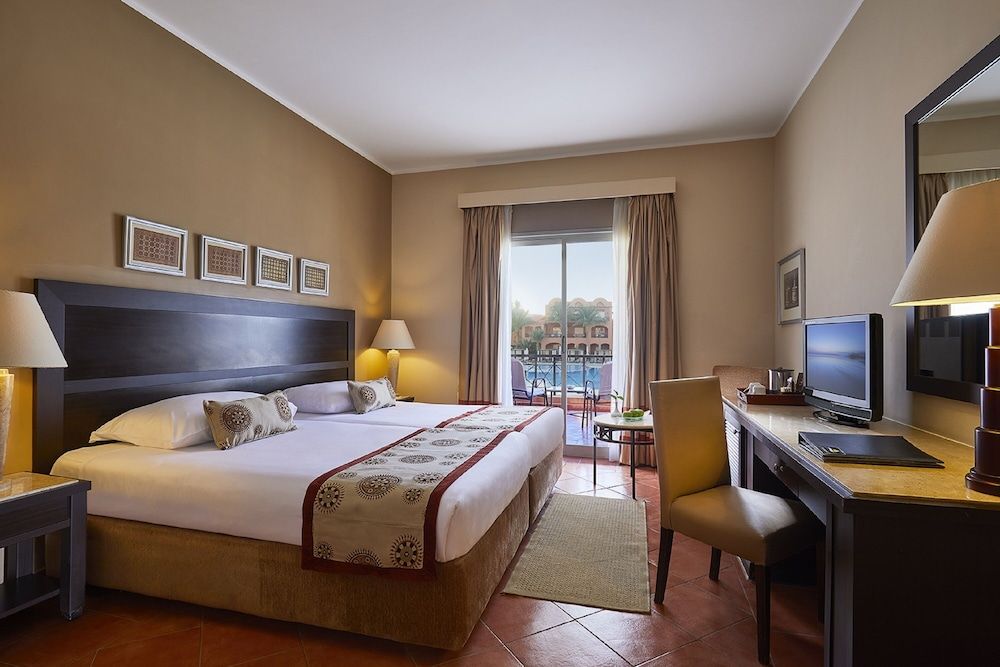 Deluxe Room, 1 Queen Bed, Pool View
