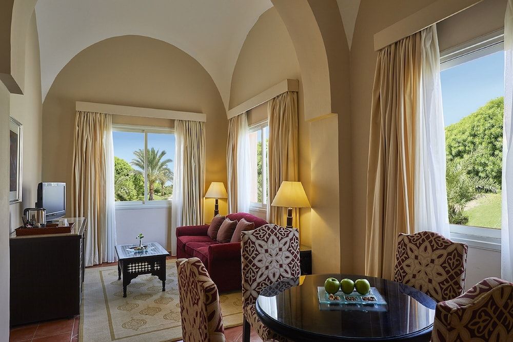 Junior Suite, 1 Queen Bed, Garden View