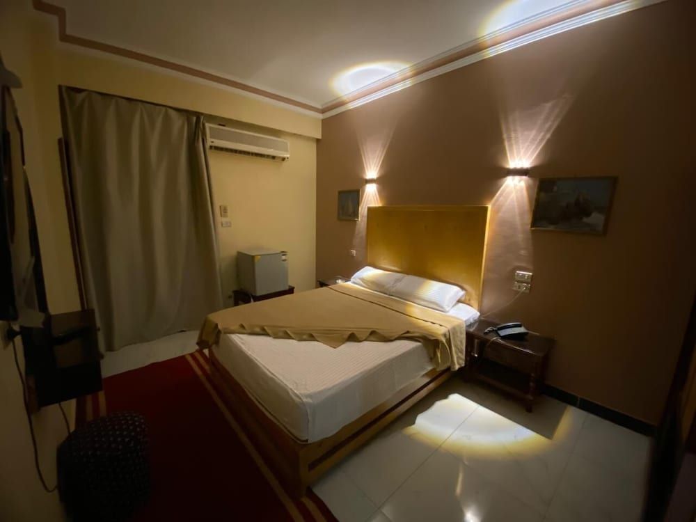 Shady Hotel Economy Room, City View 2