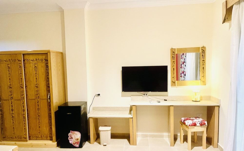 Jewel Howard Carter Hotel Panoramic Studio Suite, Non Smoking, Garden View 9