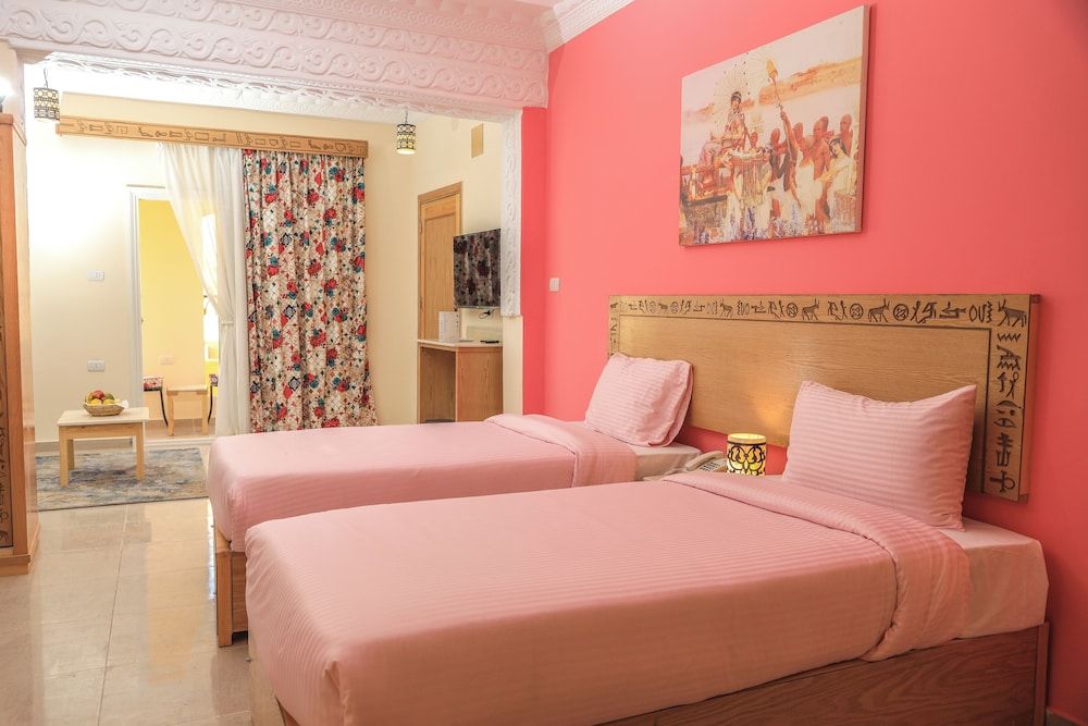 Jewel Howard Carter Hotel Panoramic Studio Suite, Non Smoking, Garden View 2