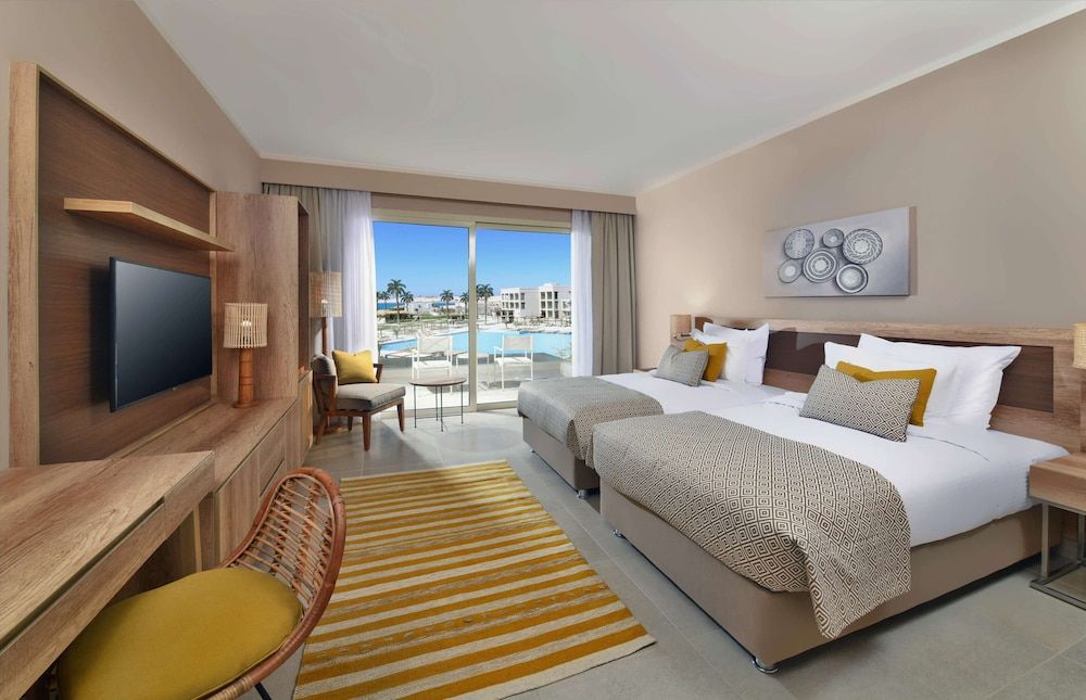 Superior Room, 1 Queen Bed, Pool View (Grand)