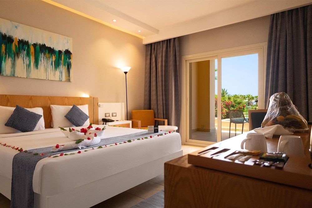 Sataya Resort Marsa Alam Family Swim-up 2