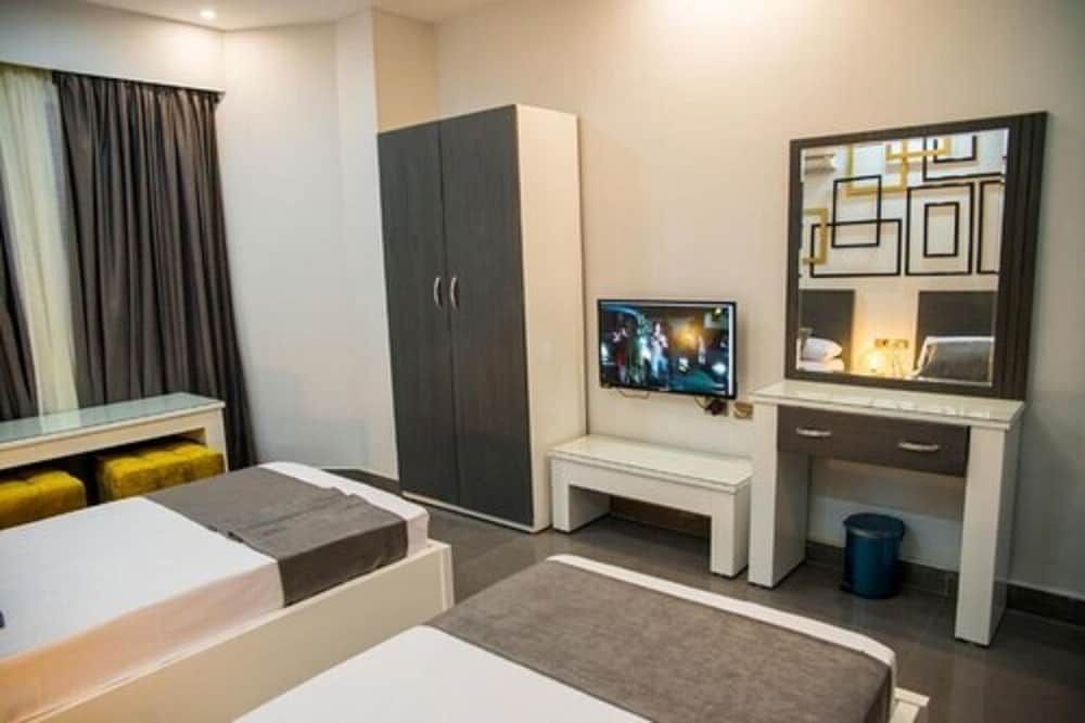 Egyptian Night Hostel Quadruple Room 8