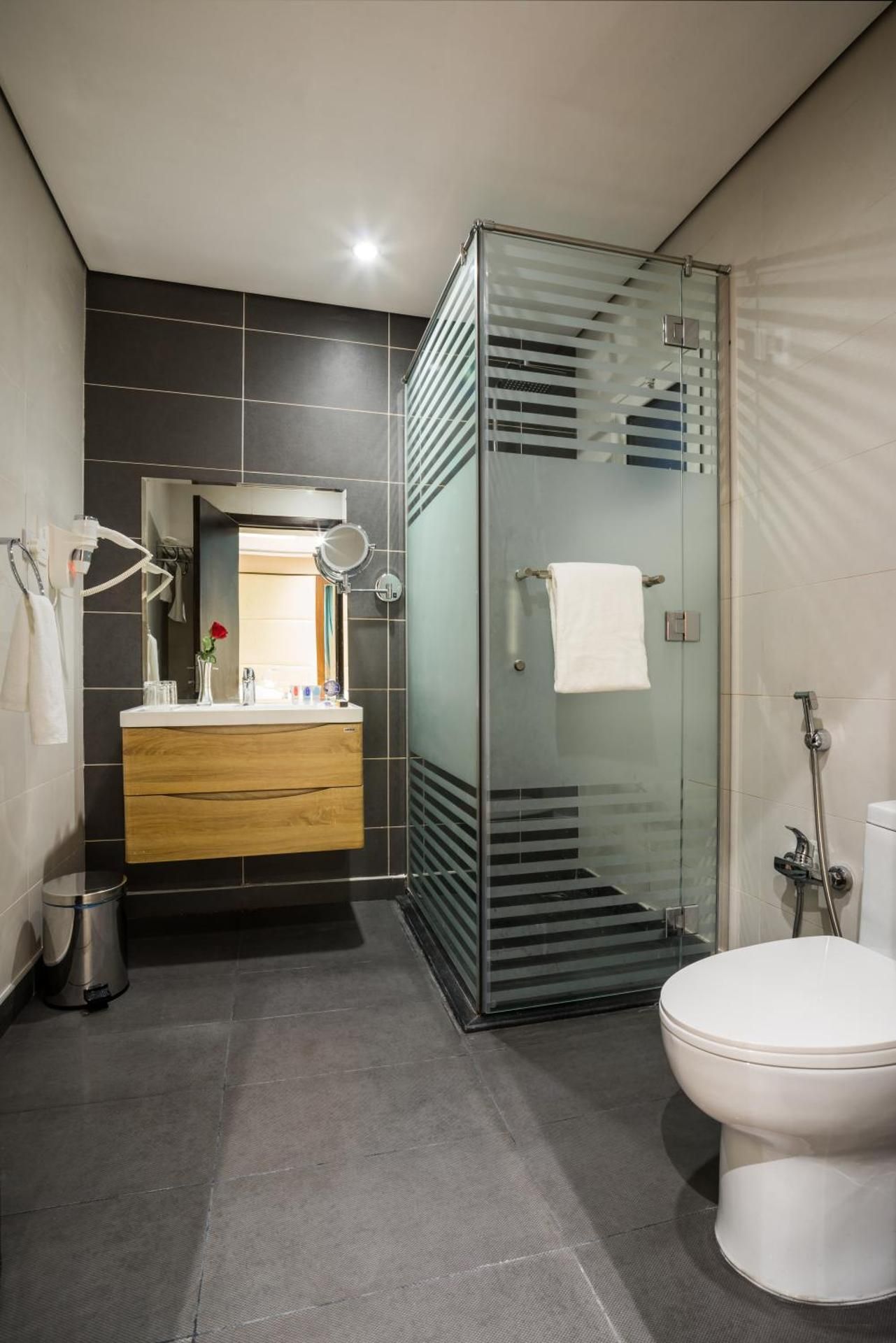 Naviti Warwick Dammam Standard Room 3