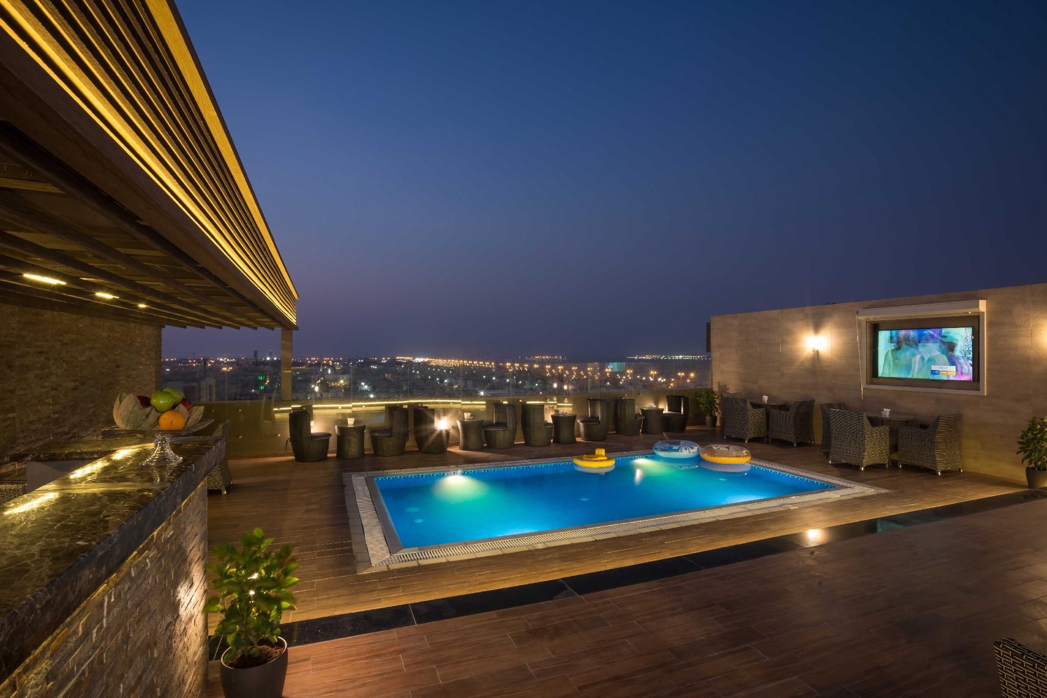 swimming pool [outdoor]