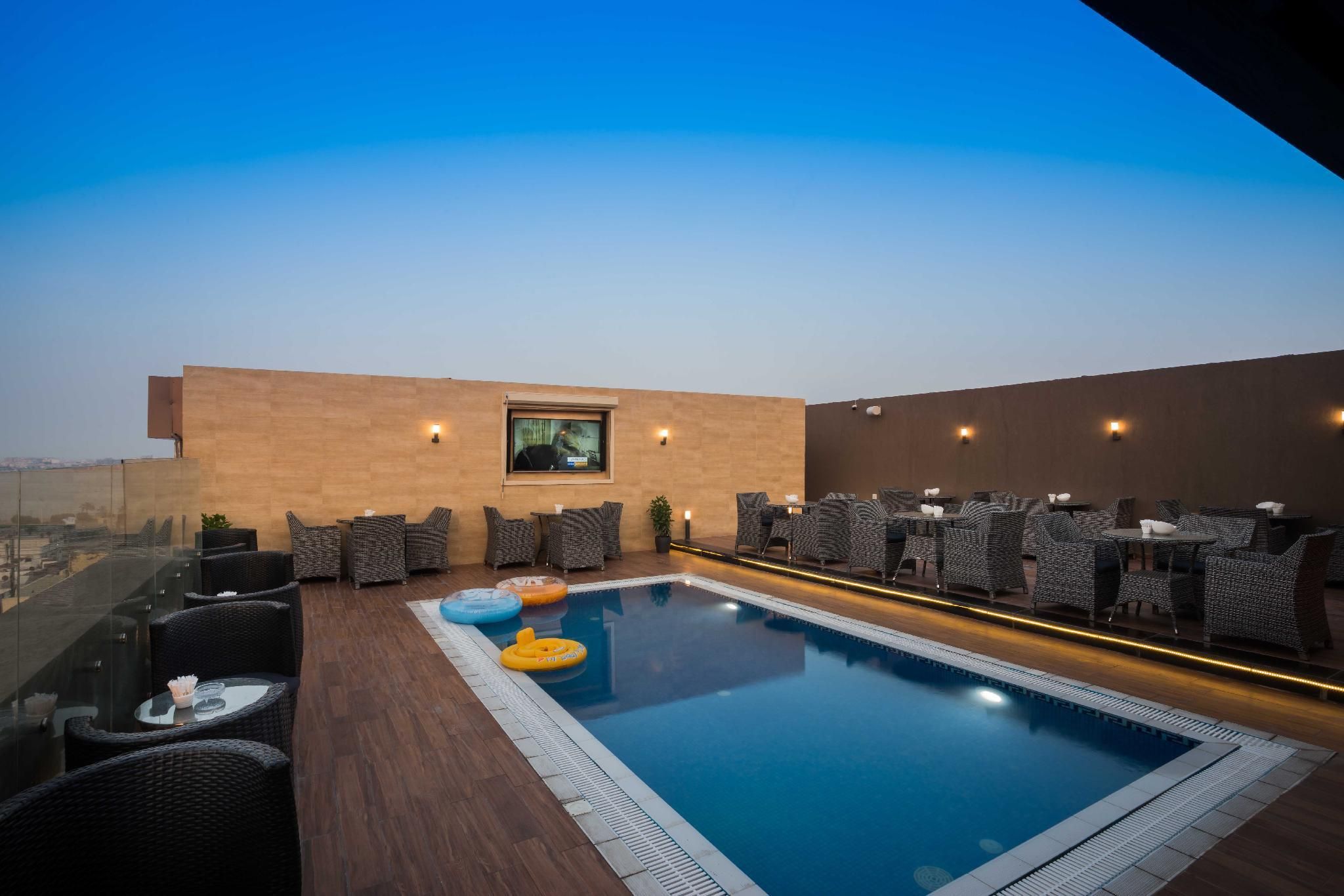 swimming pool [outdoor]