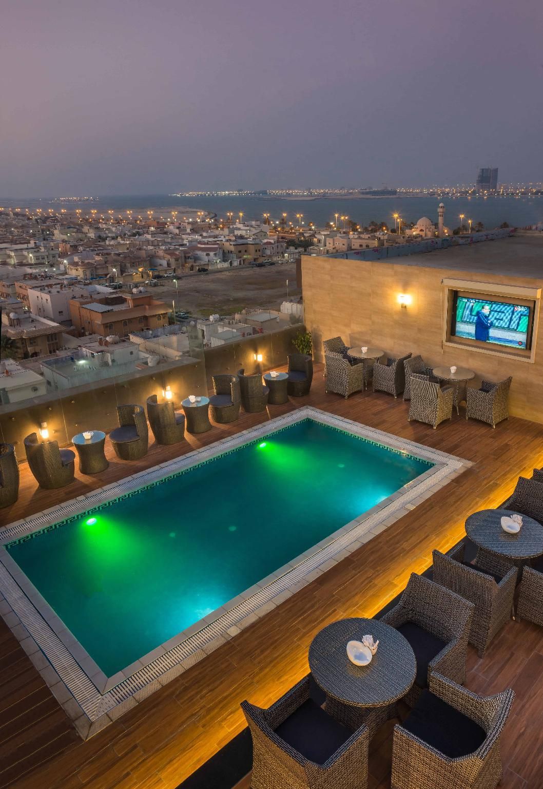 swimming pool [outdoor]