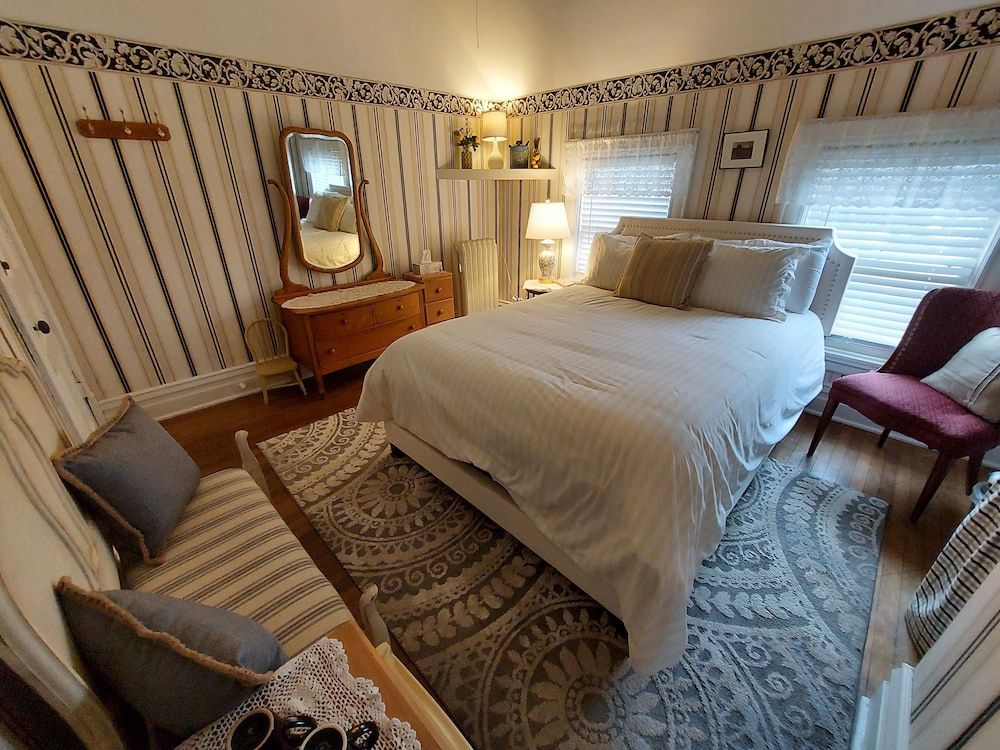 Standard Room, 1 Queen Bed