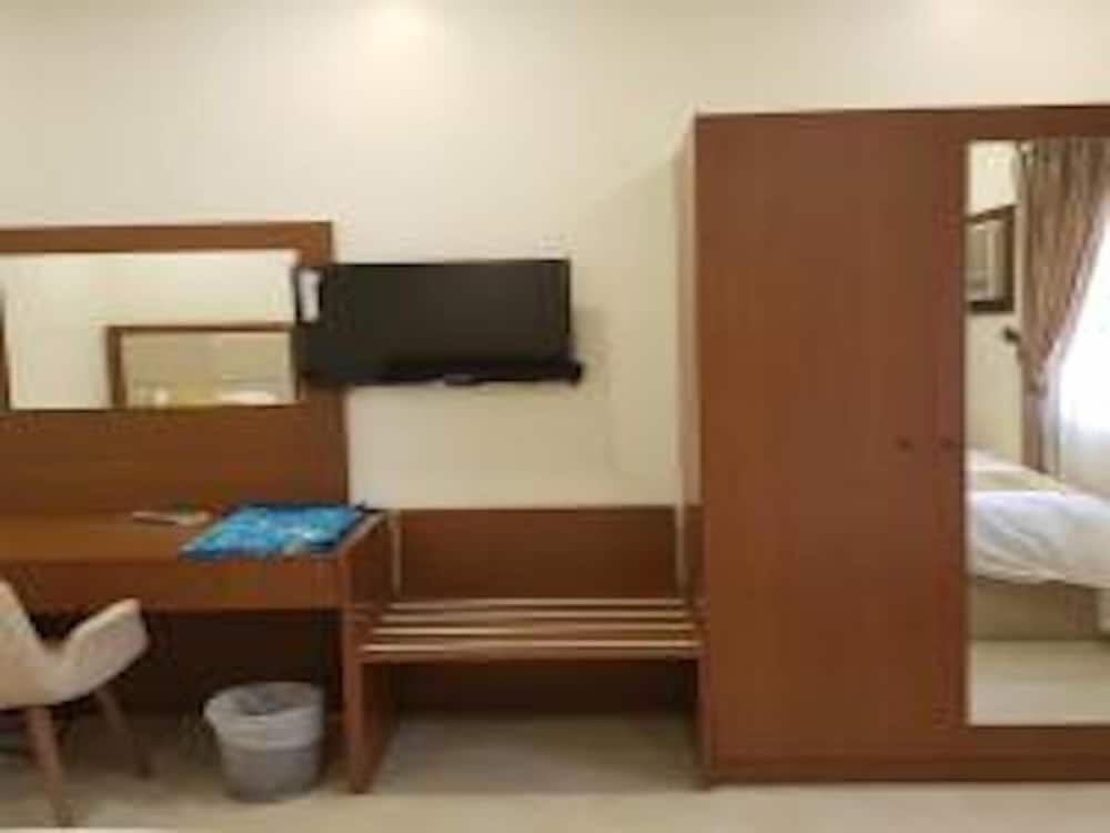 undefined Iwan AlAndalusia Alsafa2