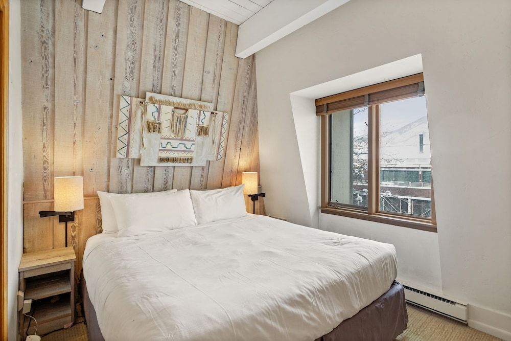 Deluxe Condo, 2 Bedrooms, Hot Tub (Chateau Chaumont 19)