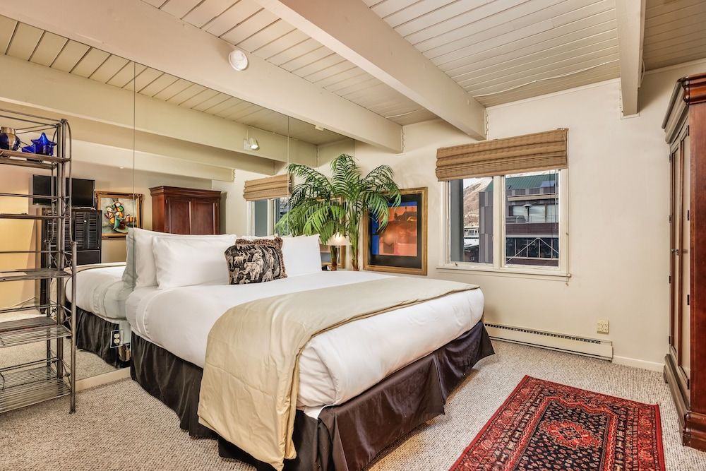 Deluxe Condo, 2 Bedrooms, Fireplace (Chateau Dumont 11)