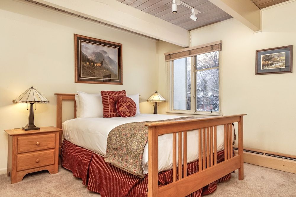 Deluxe Condo, 2 Bedrooms, Hot Tub (Chateau Chaumont 9)