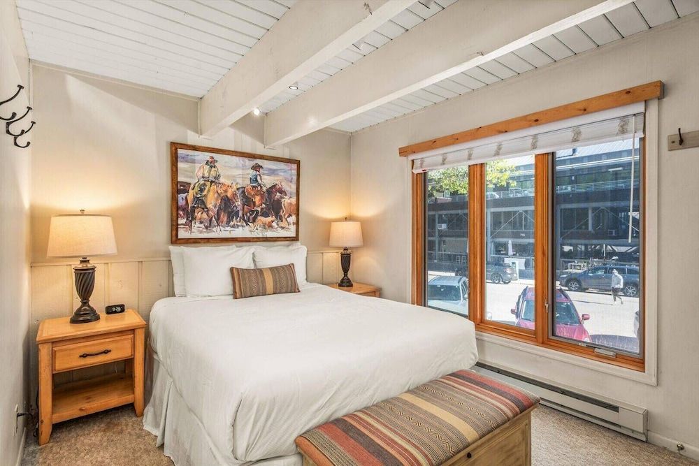 Deluxe Condo, 2 Bedrooms, Hot Tub (Chateau Chaumont 5)