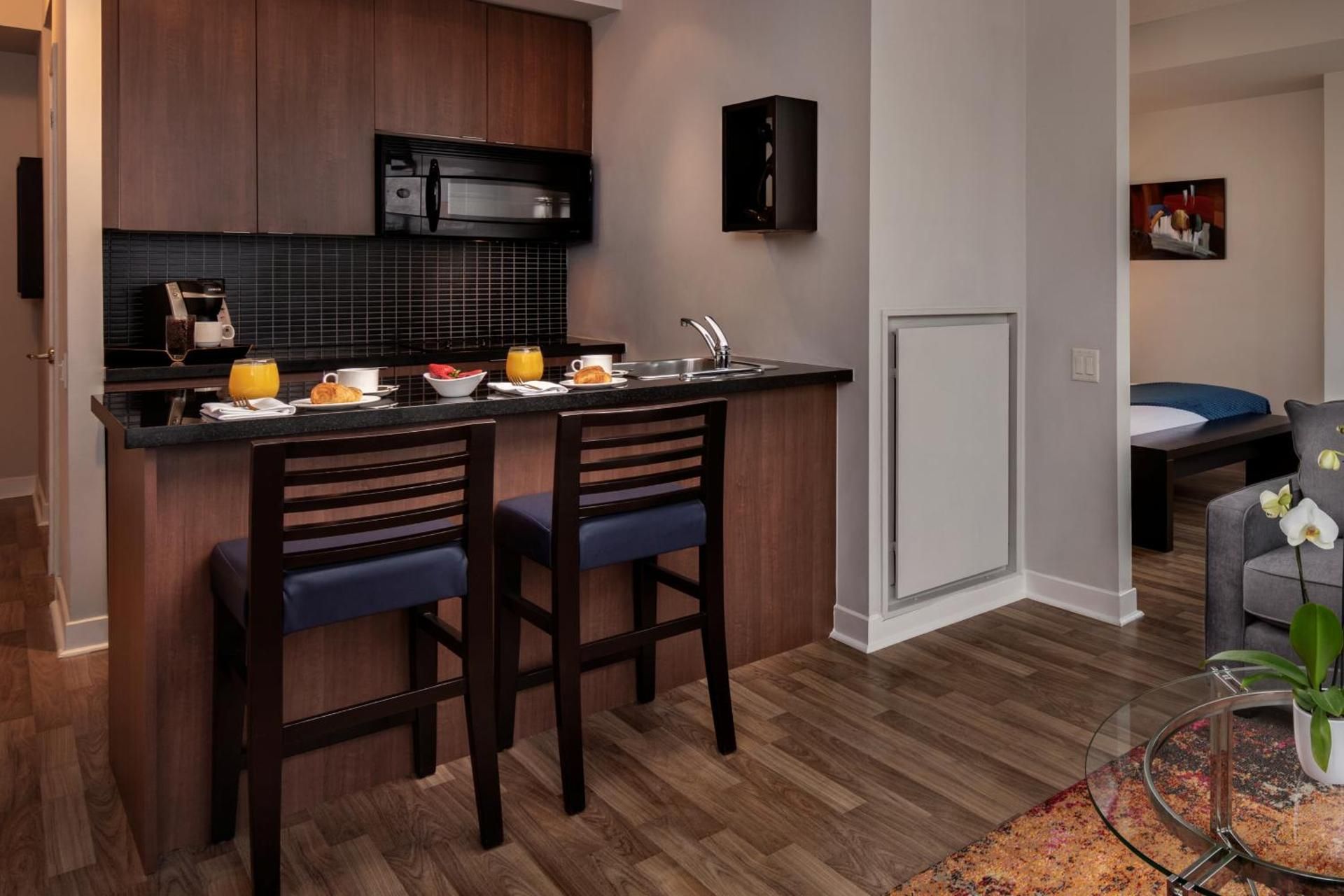 Executive Hotel Cosmopolitan Toronto Junior Suite - CN Tower View 4
