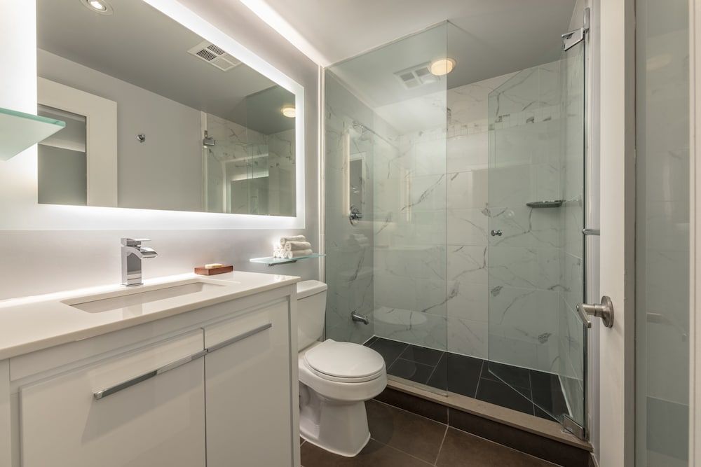 Executive Hotel Cosmopolitan Toronto Junior Suite - CN Tower View 2
