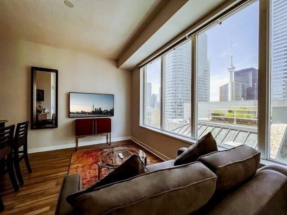 Executive Hotel Cosmopolitan Toronto Junior Suite - CN Tower View 3