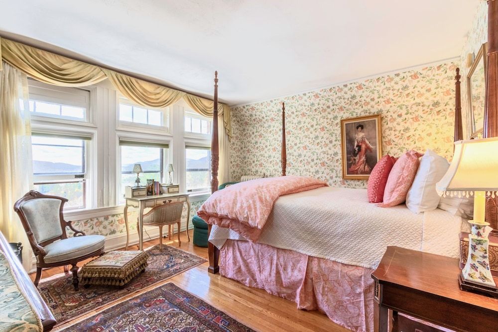 Mansion Queen, romantic, mountain view