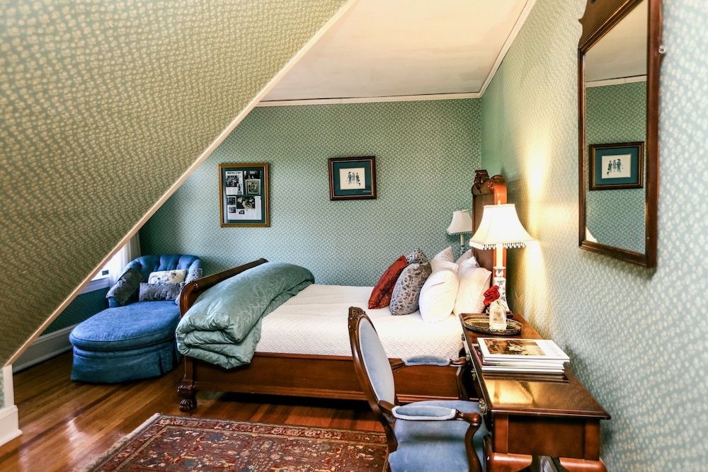 Mansion Double, Economy, Private Bath Across The Hall