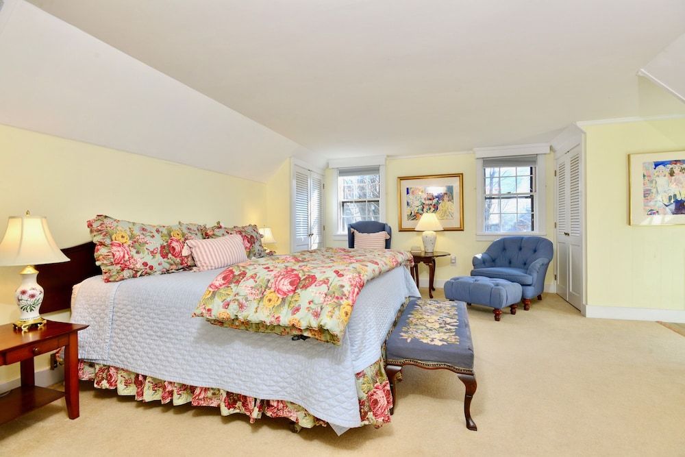 Villa King Suite, family, dog friendly, mountain views