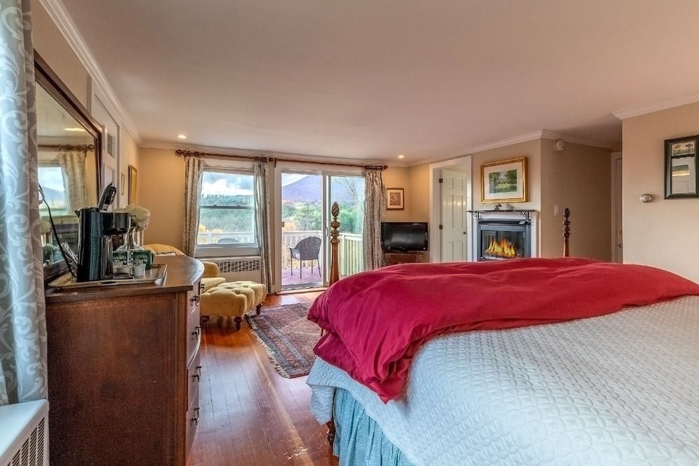 Villa King, fireplace, jacuzzi, private deck, dog friendly, panaramic views