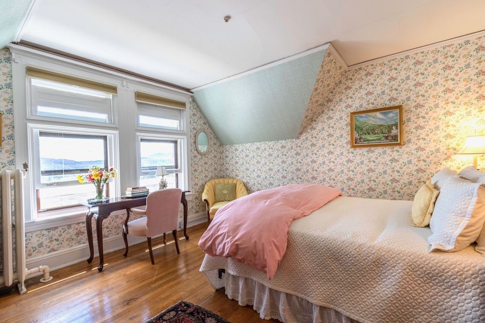 Classic Room, 1 Queen Bed, Mountain View