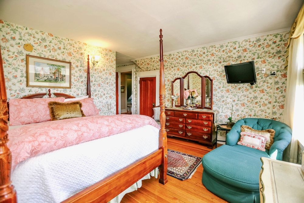 Mansion Queen, romantic, mountain view