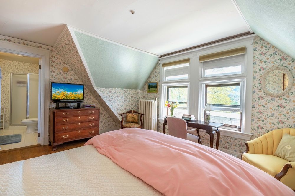 Classic Room, 1 Queen Bed, Mountain View