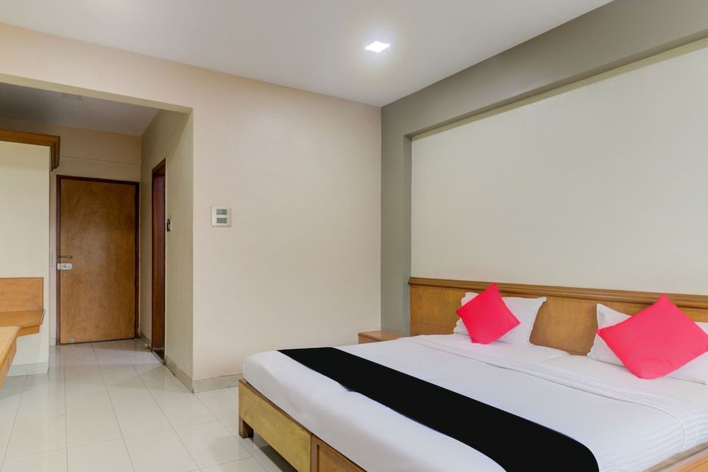 Capital O 45621 Tuliipstays Hotel Ashok Bhiwandi Double or Twin Room 8