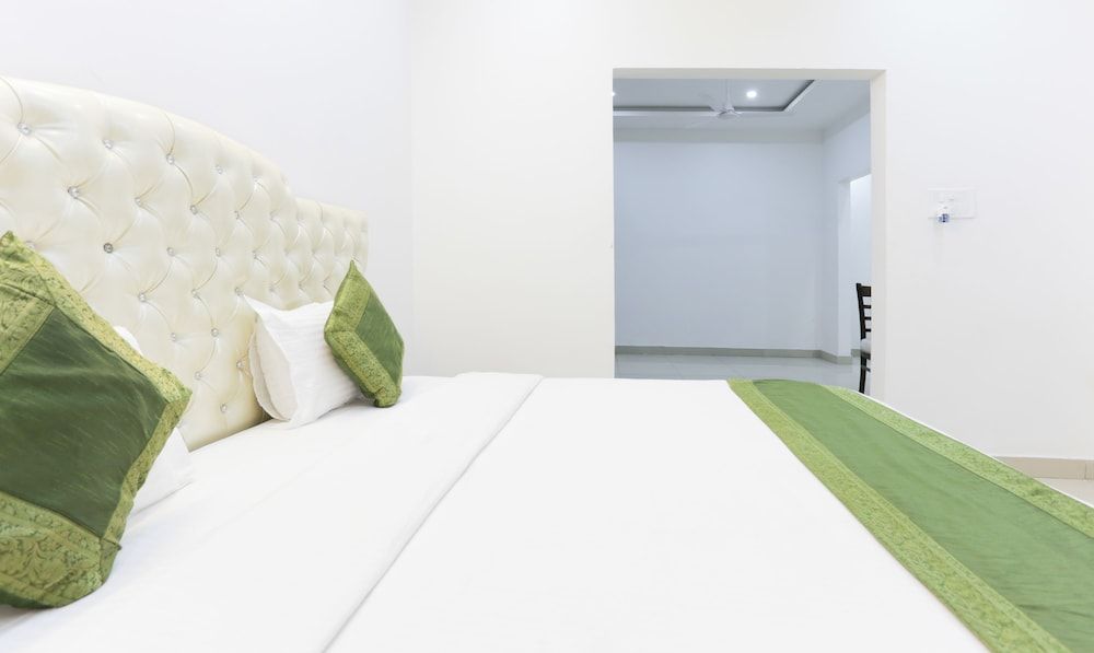 Treebo The Leaf Gomti Nagar Premium Room 9