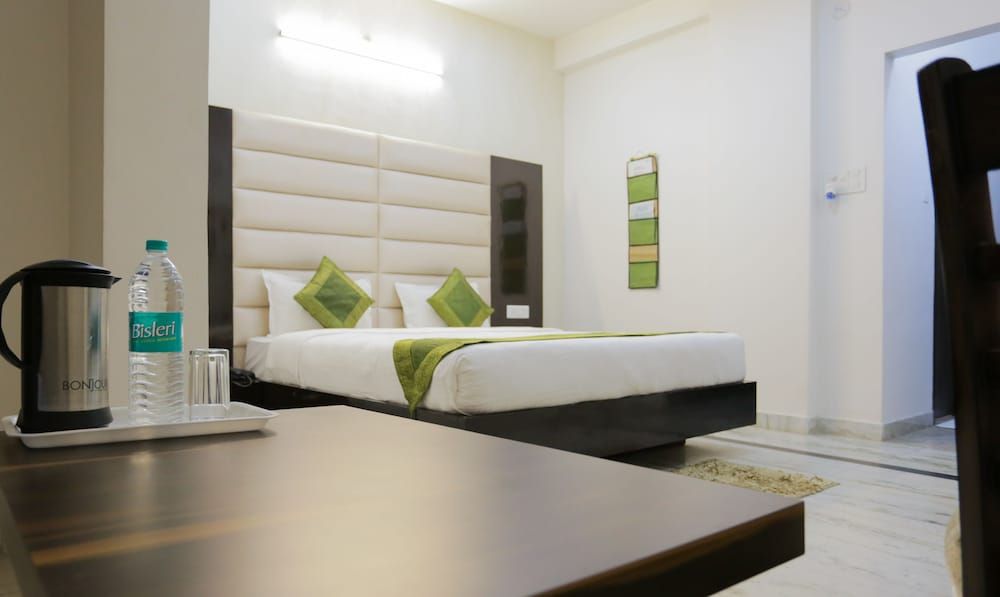 Treebo The Leaf Gomti Nagar Deluxe Room 2