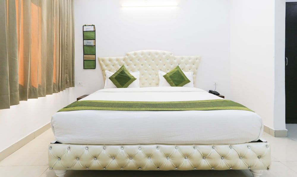 Treebo The Leaf Gomti Nagar Premium Room 10