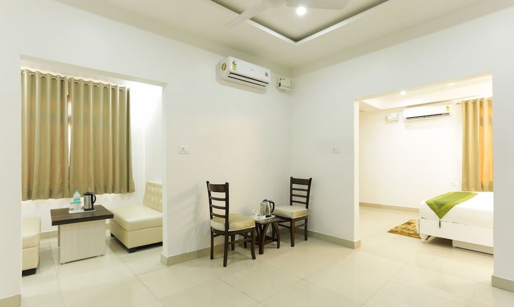 Treebo The Leaf Gomti Nagar Premium Room 4