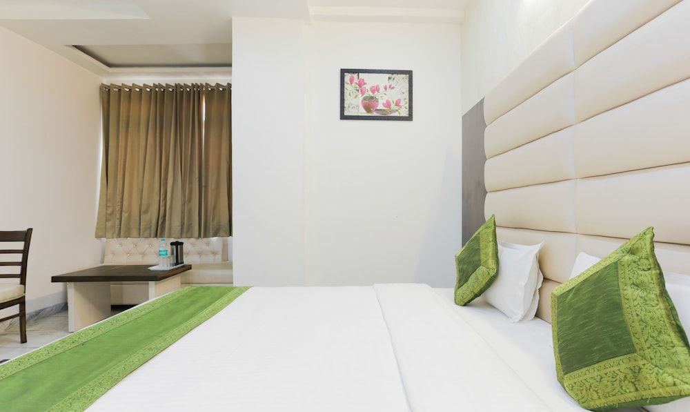 Treebo The Leaf Gomti Nagar Deluxe Room 9