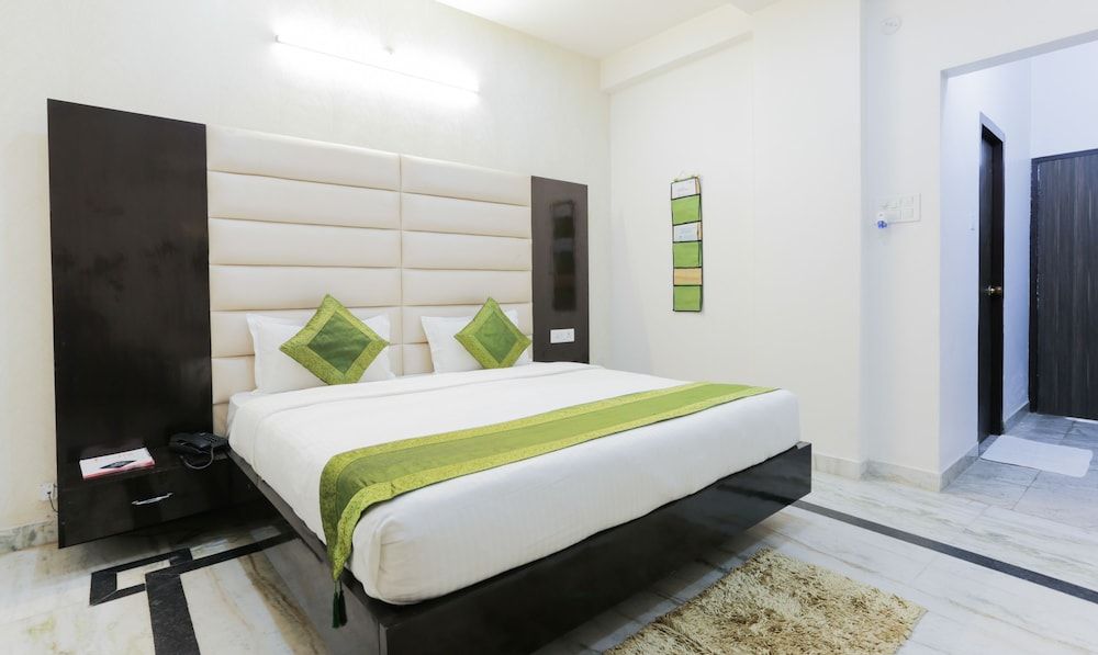 Treebo The Leaf Gomti Nagar Deluxe Room 6