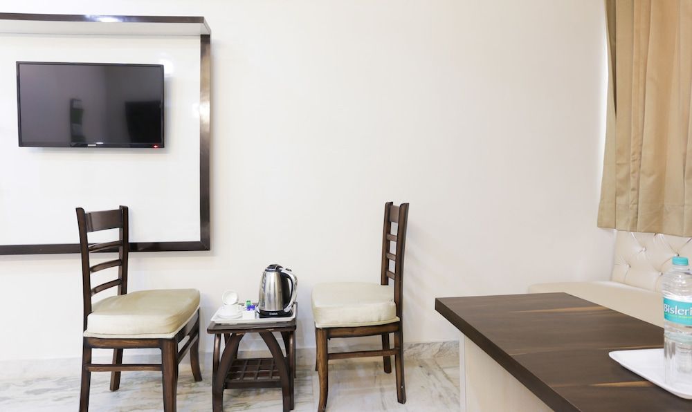 Treebo The Leaf Gomti Nagar Deluxe Room 3