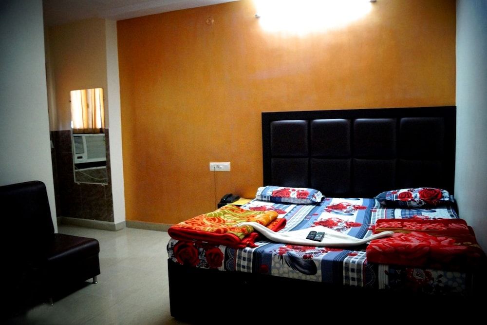 Goroomgo Alfa Charbhag Lucknow Deluxe Double Room, City View