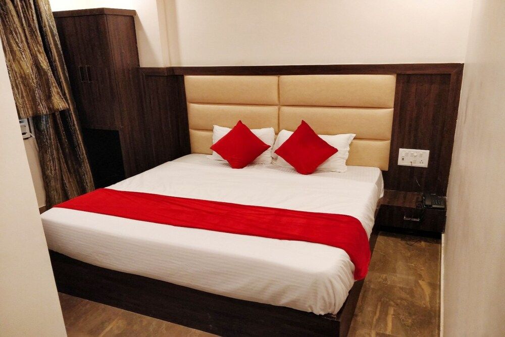 Goroomgo Alfa Charbhag Lucknow Deluxe Double Room, City View 2