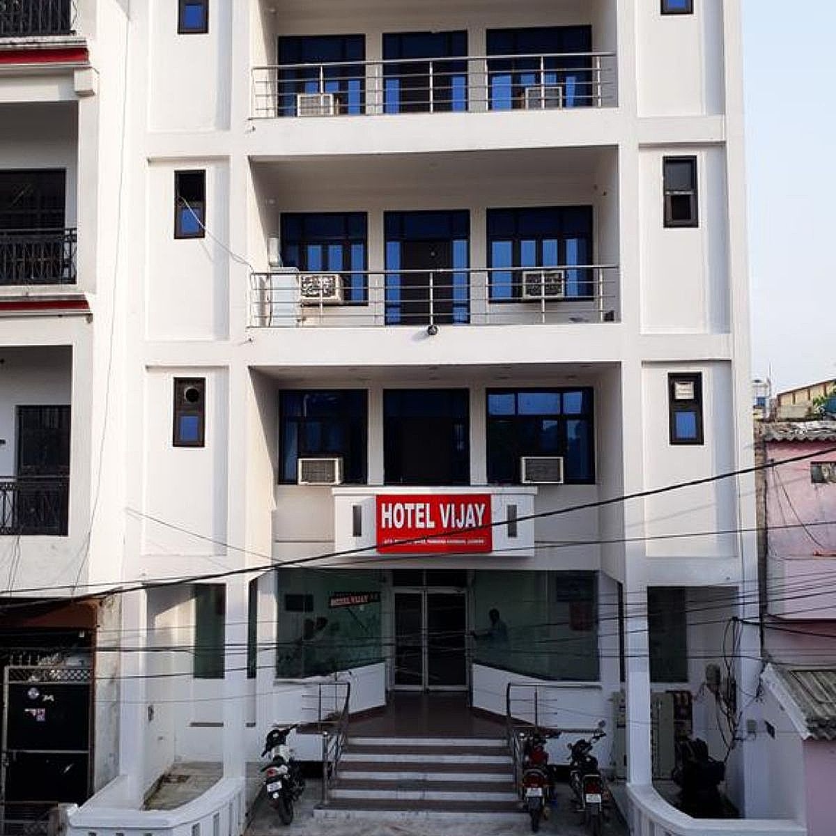undefined Goroomgo Alfa Charbhag Lucknow 2