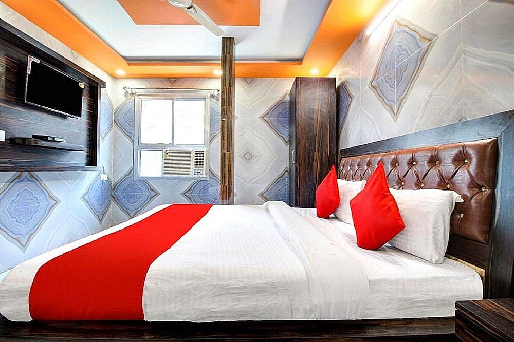 Goroomgo Krishna Palace Charbagh Lucknow Deluxe Double Room, City View 10