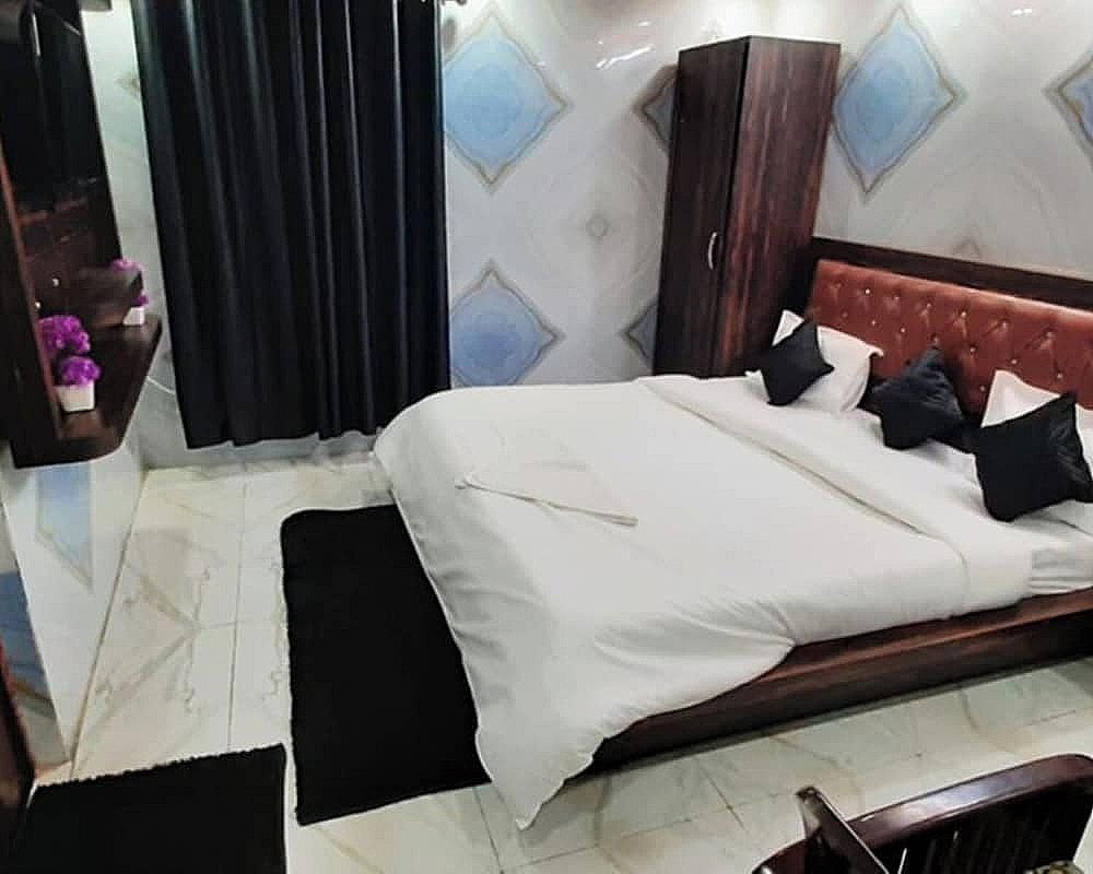 Goroomgo Krishna Palace Charbagh Lucknow Deluxe Double Room, City View 8