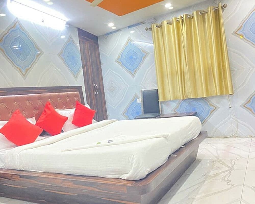 Goroomgo Krishna Palace Charbagh Lucknow Deluxe Double Room, City View 6