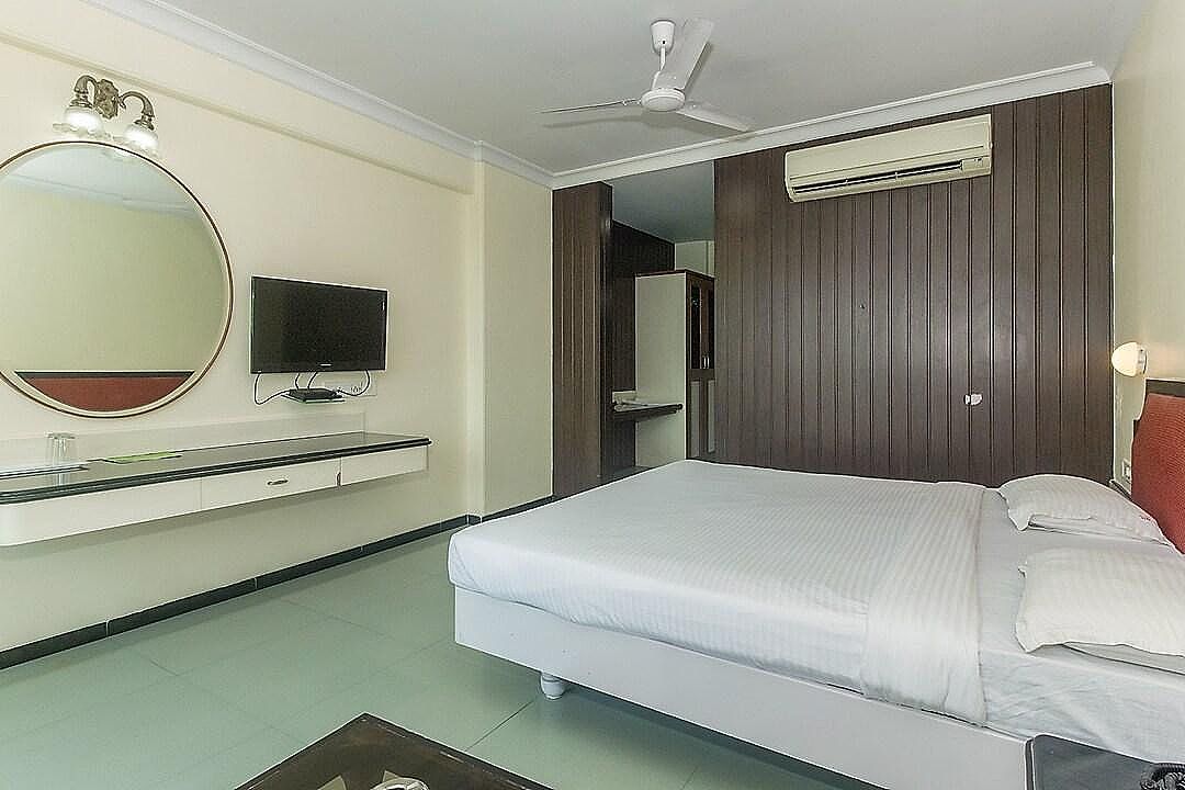 Hotel Sunshine Inn Deluxe Room (Below 21 years not allowed) 3