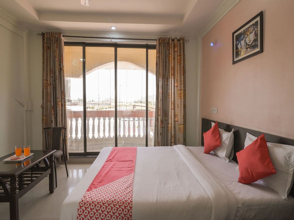 undefined OYO 13151 Hotel Om Palace 4