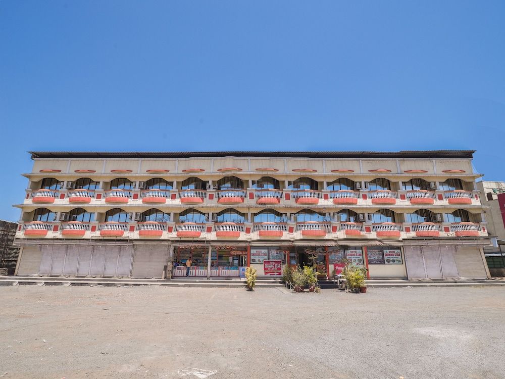 undefined OYO 13151 Hotel Om Palace 2
