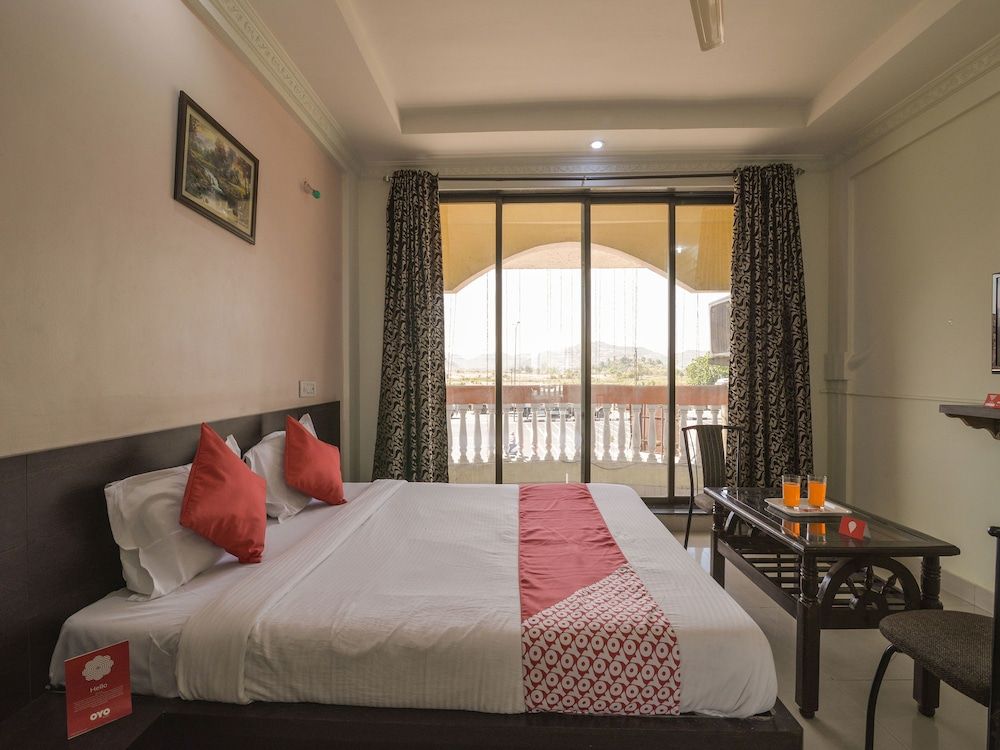 undefined OYO 13151 Hotel Om Palace 8