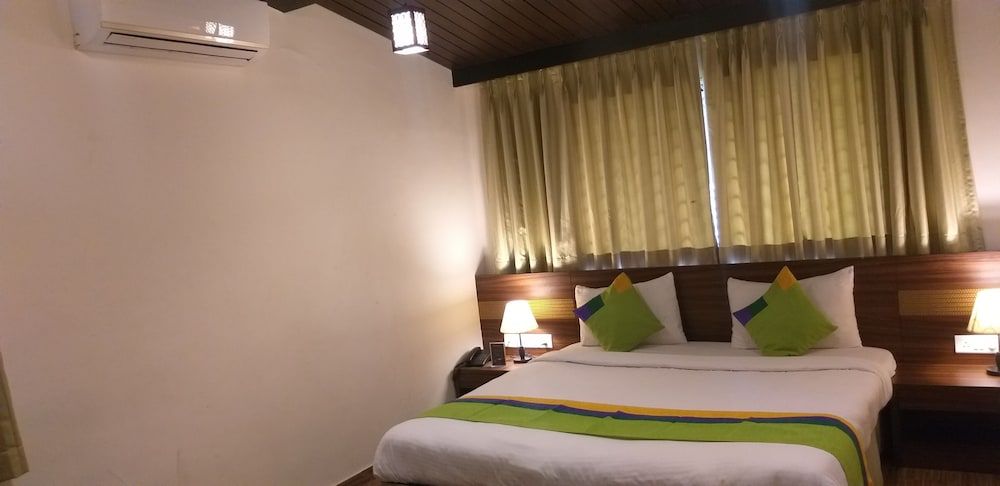 Treebo Five Elements, Lonavala Deluxe Double Room