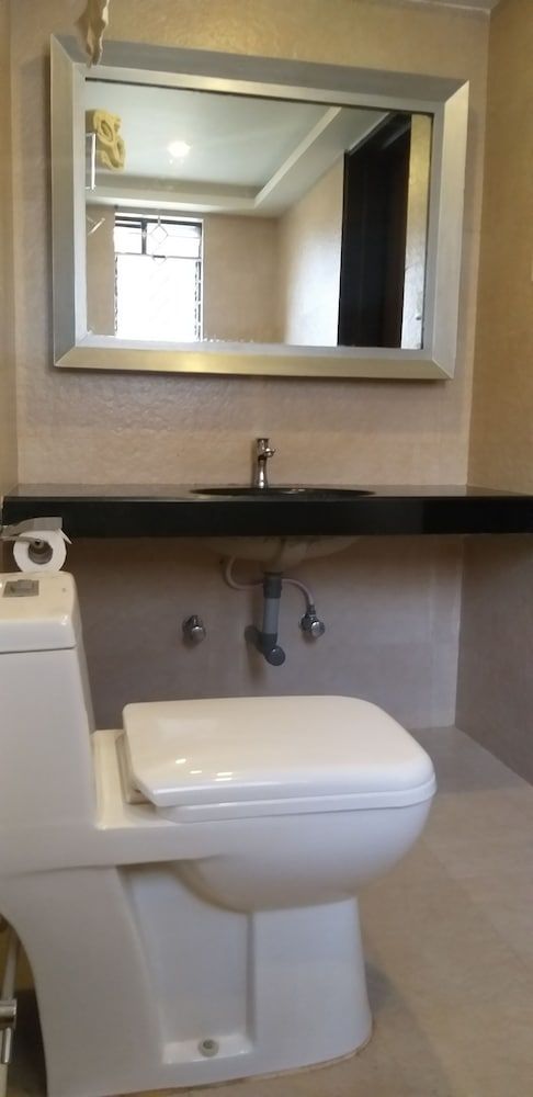 Treebo Five Elements, Lonavala Deluxe Double Room 7