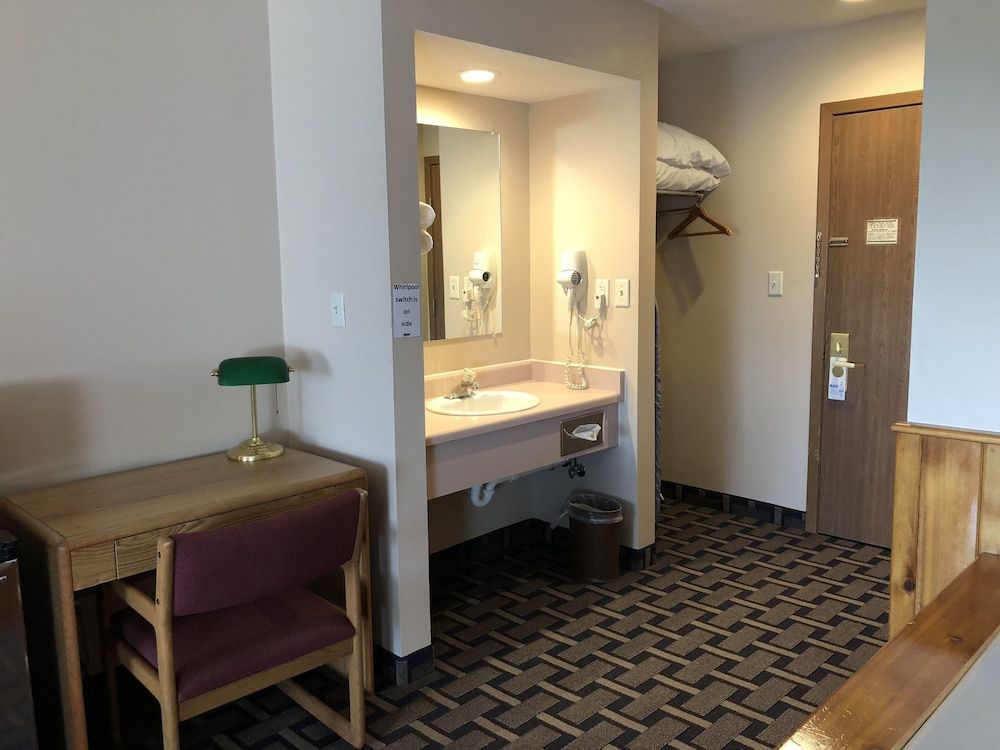 Sky Lodge Inn & Suites Standard Room, King Room with Sofa Bed 6