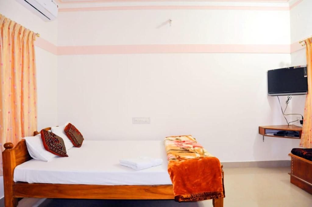 Four Seasons Homestay Coorg Deluxe Double Room 6